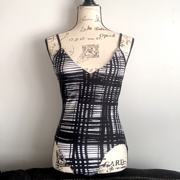 Newport News Swim one pc black & white deep V neck w/adjustable straps. Sz: 6 - Picture 4 of 7